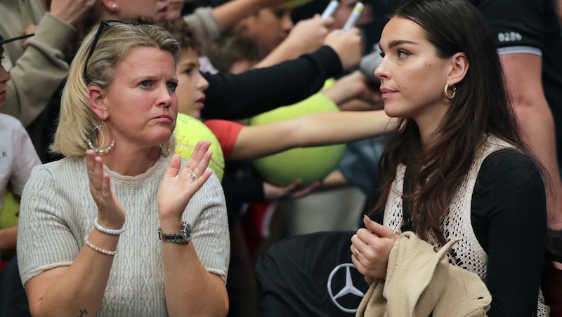 Karin Thiem, Dominic's mother, and Lili Paul-Roncalli at a match (Bild: GEPA pictures)