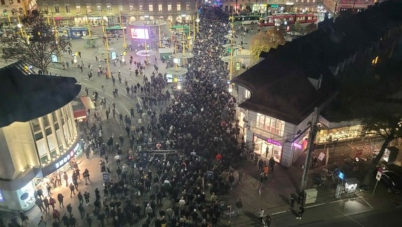 Der Fanmarsch der Feyenoord-Fans über den Grazer Jakominiplatz (Bild: Jakob Traby)