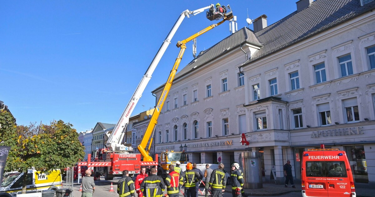 Zwei Männer Saßen Fest - Techniker Aus 20 Meter Hoher Hebebühne ...