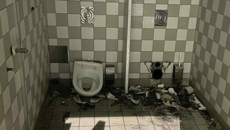 Ein zerstörtes Pissoir (Bild: zVg)