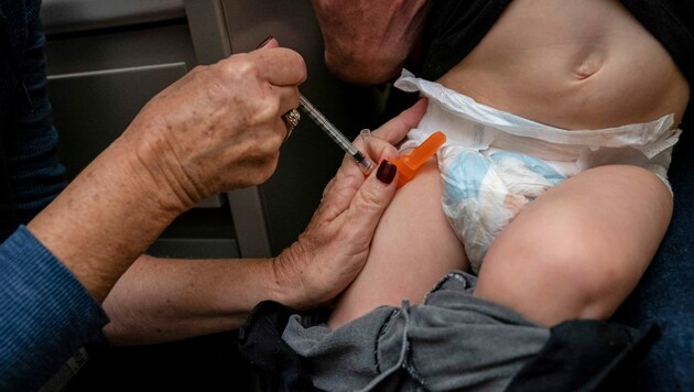 Nur extrem selten kommt es zu möglichen Impfschäden bei Kindern, noch seltener werden sie anerkannt. (Bild: APA/Getty Images via AFP/GETTY IMAGES/David Ryder)