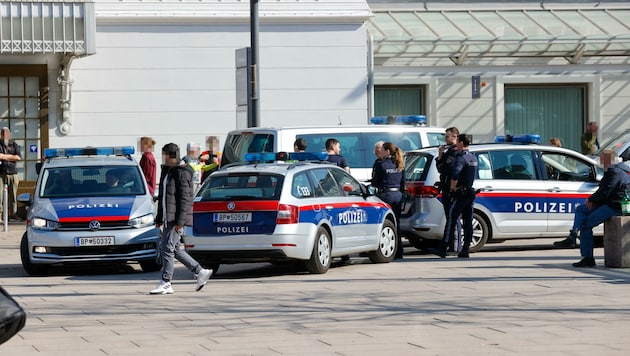 Die Lage am Südtiroler Platz gerät zunehmend außer Kontrolle. Künftig sollen Magistrat und Polizei zusammen wieder deutlich verstärkt Präsenz vor Ort zeigen. (Bild: Tschepp Markus, Krone KREATIV)