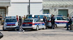 Die Lage am Südtiroler Platz gerät zunehmend außer Kontrolle. Künftig sollen Magistrat und Polizei zusammen wieder deutlich verstärkt Präsenz vor Ort zeigen. (Bild: Tschepp Markus, Krone KREATIV)