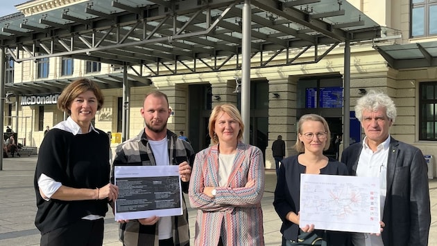 Die Grünen kritisieren vor dem St. Pöltner Bahnhof „schwarze Nebelgranaten“ bei Öffi-Ausbau. (Bild: Die Grünen NÖ)