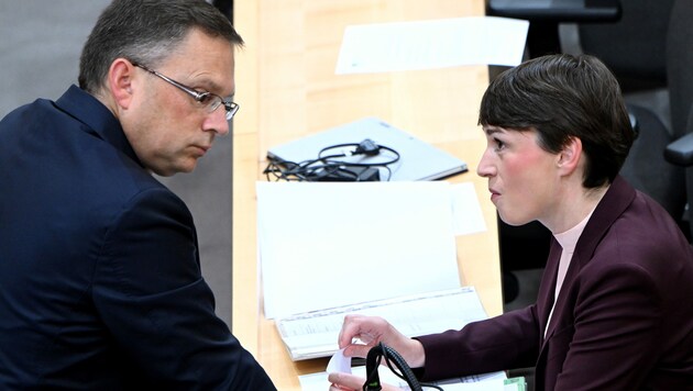 Thomas Schmid belastet ÖVP-Klubchef August Wöginger in der Causa Postenschacher, Grünen-Klubchefin Maurer erhöht den Druck. (Bild: APA/ROLAND SCHLAGER)