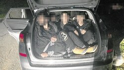 Vier Männer mussten sich in den Kofferraum zwängen. (Bild: Christian Schulter)