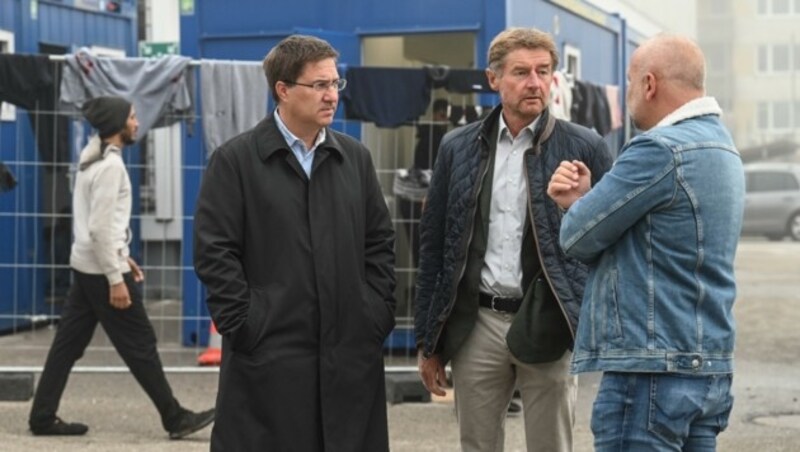 Der Welser Stadtchef Andreas Rabl (l.) und sein Vize Gerhard Kroiß (M.) beim Lokalaugenschein in der Asylwerber-Wartezone. (Bild: Wenzel Markus)