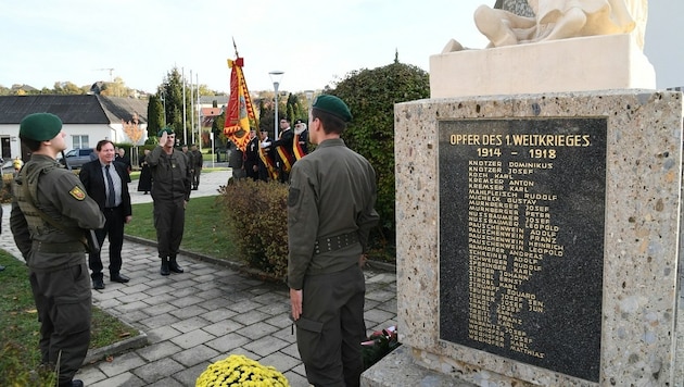 Oberst Raimund Wrana und Bürgermeister Matthias Weghofer vor dem Kriegerdenkmal. (Bild: P. Huber)