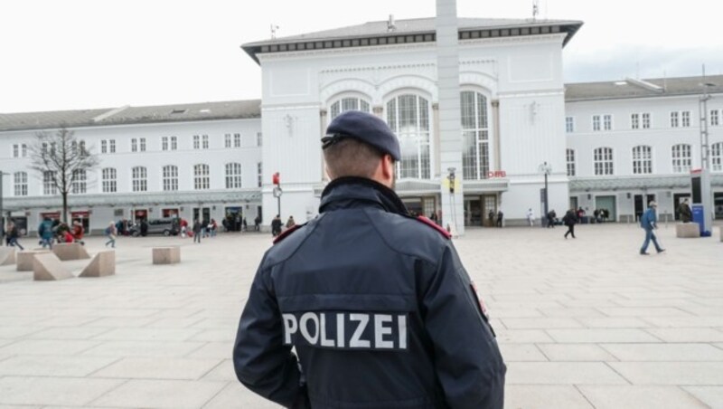 Am Salzburger Hauptbahnhof klickten für Elias‘ Eltern die Handeschellen. (Bild: Tschepp Markus)