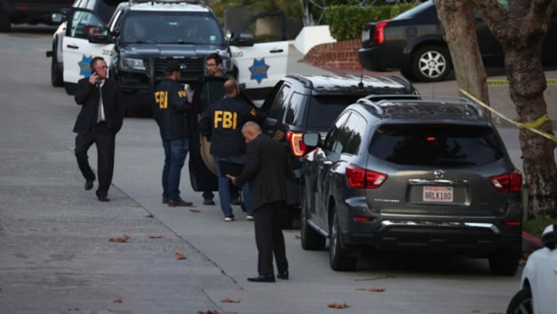 Polizei und FBI am Ort des Geschehens (Bild: APA/Getty Images via AFP/GETTY IMAGES/JUSTIN SULLIVAN)