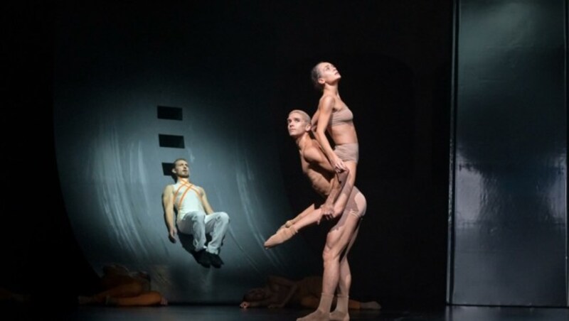 Schöllhorn (li.) Mit dem Ballett-Ensemle im Vordergrund. (Bild: Anna-Maria Löffelberger)