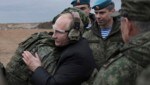 Putin umarmt im Oktober 2022 einen russischen Soldaten. (Bild: Russian Defense Ministry Press Service via AP)