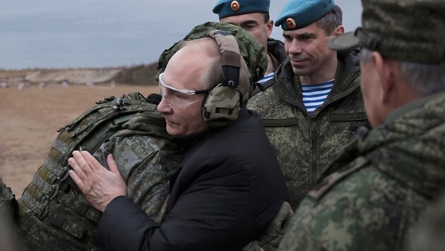 Vlagyimir Putyin orosz elnök katonákkal (archív fotó) (Bild: Russian Defense Ministry Press Service via AP)