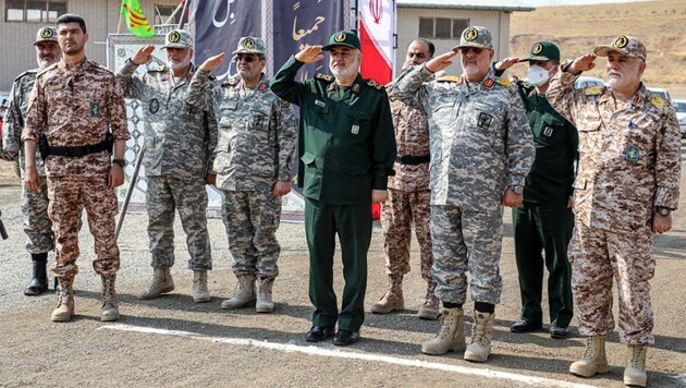 Hossein Salami (Mitte), der Chef des Korps der Islamischen Revolutionsgarden Irans, bei einer militärischen Übung in der nordwestlichen Region Aras an der Grenze zu Armenien und Aserbaidschan (Bild: APA/AFP/SEPAH NEWS)