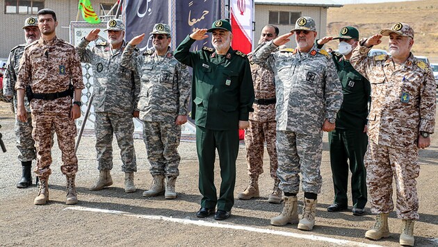 Hossein Salami (Mitte), der Chef des Korps der Islamischen Revolutionsgarden Irans, bei einer militärischen Übung in der nordwestlichen Region Aras an der Grenze zu Armenien und Aserbaidschan (Bild: APA/AFP/SEPAH NEWS)