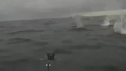 Aus der Sicht der Seedrohne: Einschläge auf der Wasseroberfläche zeigen, wie die russische Marine auf das unbemannten Sprengstoffboot schießt (Bild: MoD Ukraine)
