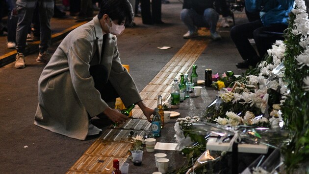 Trauer um die Opfer der Massenpanik in Seoul (Bild: Anthony WALLACE / AFP)