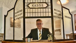 Reinhold Weikertschläger heißt die Gäste im 1. Österreichischen Sparkassenmuseum willkommen (Bild: 1. Österreichisches Sparkassenmuseum Groß Siegharts)