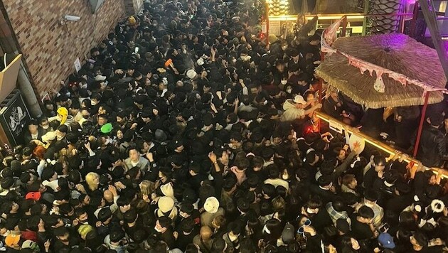Szenen einer Tragödie: Keinen Zentimeter konnten sich Tausende Feiernde in der Innenstadt von Seoul mehr bewegen. (Bild: Reuters)