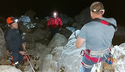 Mit einem Flaschenzug retteten die Helfer den Ungarn. Der Vorfall beschäftigte gleich zwei Polizeihubschrauber und eine Bergrettungs-Ortstelle am Sommerstein bei Saalfelden (Bild: Bergrettung Salzburg)