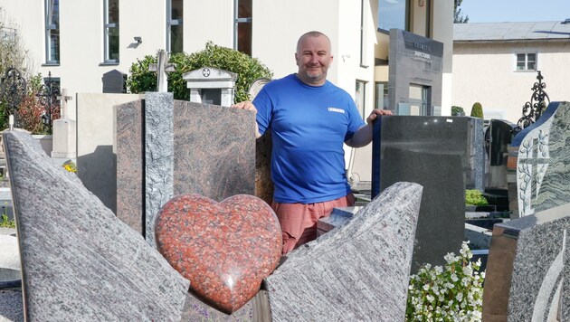 Für einen Grabstein legt man ein paar tausend Euro hin - Steinmetz Martin Reiter (Firma Lienbacher) arbeitet schon mit Alternativen (Bild: Tschepp Markus)