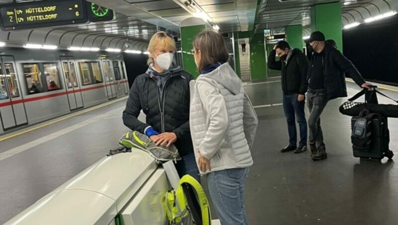 Die Vorbereitungen auf die Blockade laufen in der U-Bahn-Station (Bild: Kathi Mötzl)