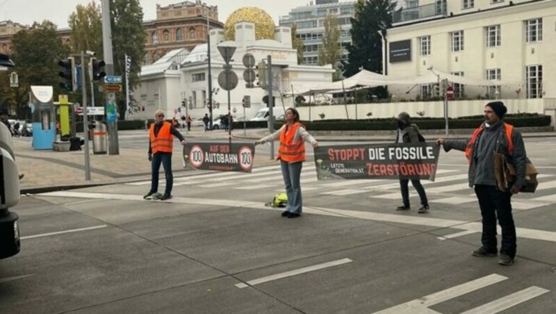 Aktivisten blockieren Straße beim Karlsplatz (Bild: Kathi Mötzl)