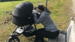 Kinderwagen statt Ski - Michi Kirchgasser genießt ihr neues Leben. (Bild: Instagram.com/michikirchi)