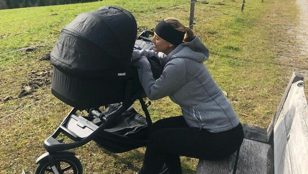 Kinderwagen statt Ski - Michi Kirchgasser genießt ihr neues Leben. (Bild: Instagram.com/michikirchi)