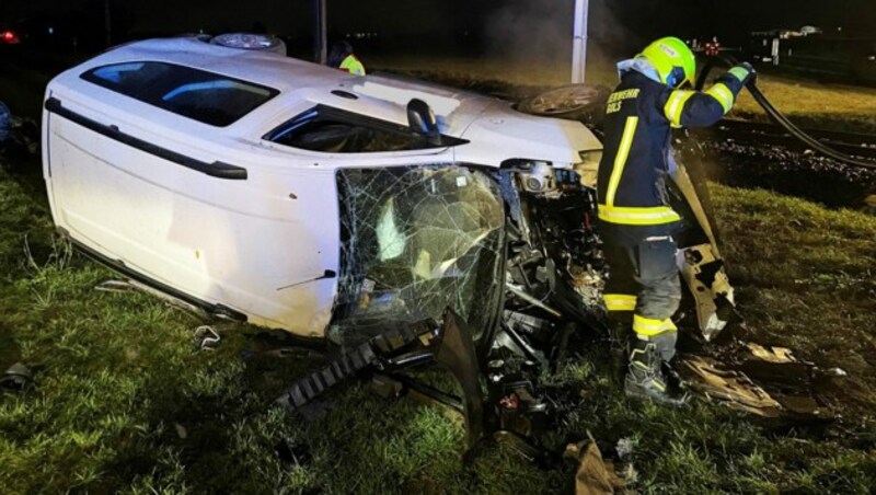 Für den Beifahrer im Fahrzeug gab es keine Rettung mehr. (Bild: APA/FF GOLS)