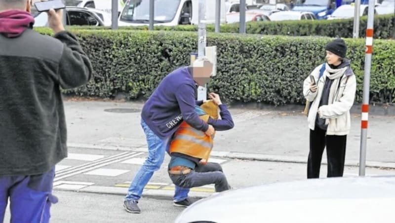 Wütender Autofahrer packt selbst an . (Bild: Zwefo)