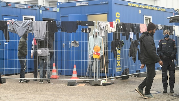 Beim Lokalaugenschein in Wels am Freitag offenbarten sich menschenunwürdige Zustände in der Wartezone. (Bild: Wenzel Markus)