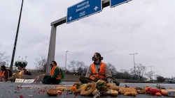 Klima-Aktivisten auf der Autobahn A100 im Februar 2022 (Bild: APA/dpa/Carsten Koall)