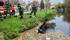 Feuerwehrtaucher und Feuerwehr mit Zillen sind in und auf der Leitha unterwegs. (Bild: Bezirksfeuerwehrkommando Neusiedl am See)