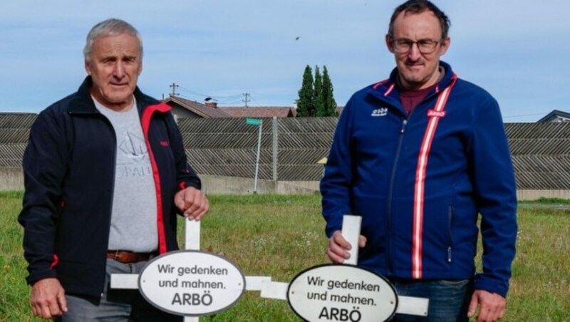 Seit 30 Jahren stellen Franz und Gerhard Thallinger für Unfallopfer Weiße Kreuze in Gmunden auf. (Bild: ARBÖ/Stefan Hojdar)