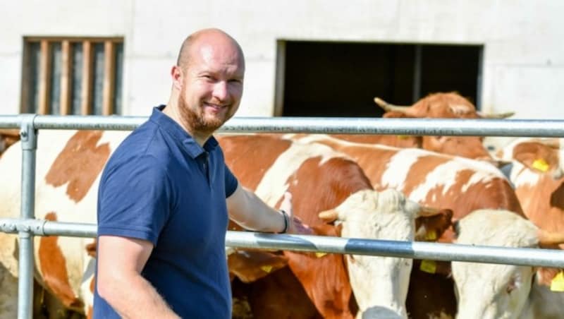 Jürgen Lederhilger vom Brandleitnergut in Neuhofen/Krems lässt sich trotz gemischter Erfahrungen vom Selbstbedienungsladen nicht abbringen; er stellt aber auf Bankomatzahlung um: „Das ist auch einfacher in der Buchhaltung!“ (Bild: Dostal Harald)