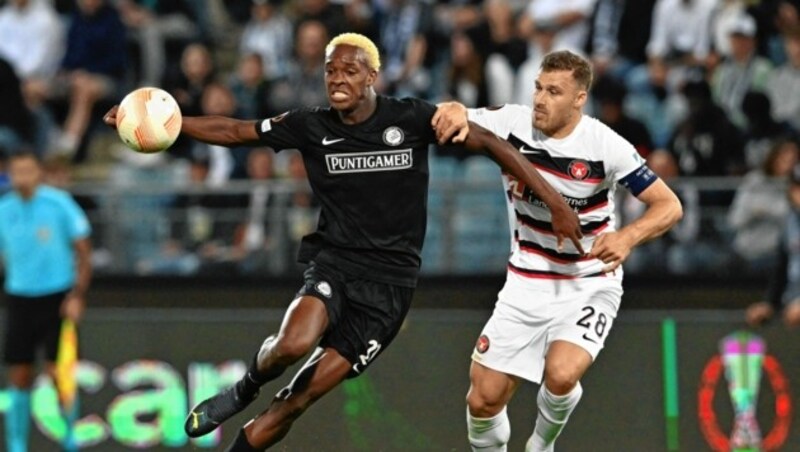 Auf Emanuel Emegha (l.), Sturms Matchwinner vom Hinspiel, wartet gegen Sviatchenko und Midtjylland am Donnerstag in Dänemark noch ein heißer Tanz. (Bild: AFP or licensors)