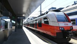 Für Tausende Bahnreisende heißt es in den nächsten Tagen „Bitte Warten“. (Bild: Huber Patrick)