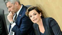 SPÖ-Chefin Pamela Rendi-Wagner erwartet sich von Karl Nehammer eine Erklärung. (Bild: ROLAND SCHLAGER)
