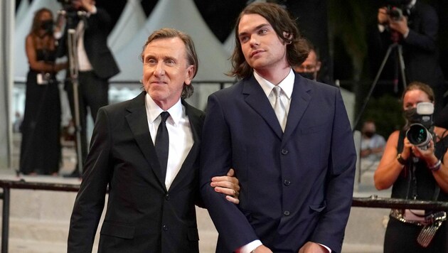 Tim Roth mit seinem Sohn Cormac Roth (Bild: AP Photo/Brynn Anderson, File)