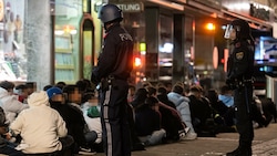 Für die Linzer Polizei gab es im Vorjahr in der Halloween-Nacht viel zu tun. (Bild: Kerschbaummayr, Krone KREATIV)