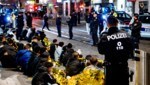 200 Jugendliche randalierten in der Halloween-Nacht stundenlang, bewarfen Passanten und Polizisten mit Böllern und auch Glasflaschen. (Bild: Kerschbaummayr, Krone KREATIV)