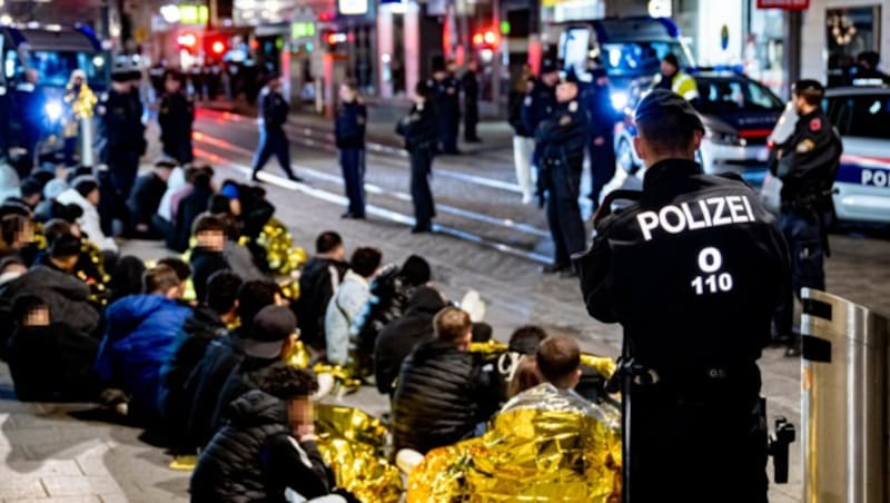 Die Gewalttäter der Halloween-Nacht in Linz müssen sich ebenfalls auf harte Kontrollen einstellen. (Bild: Kerschbaummayr, Krone KREATIV)