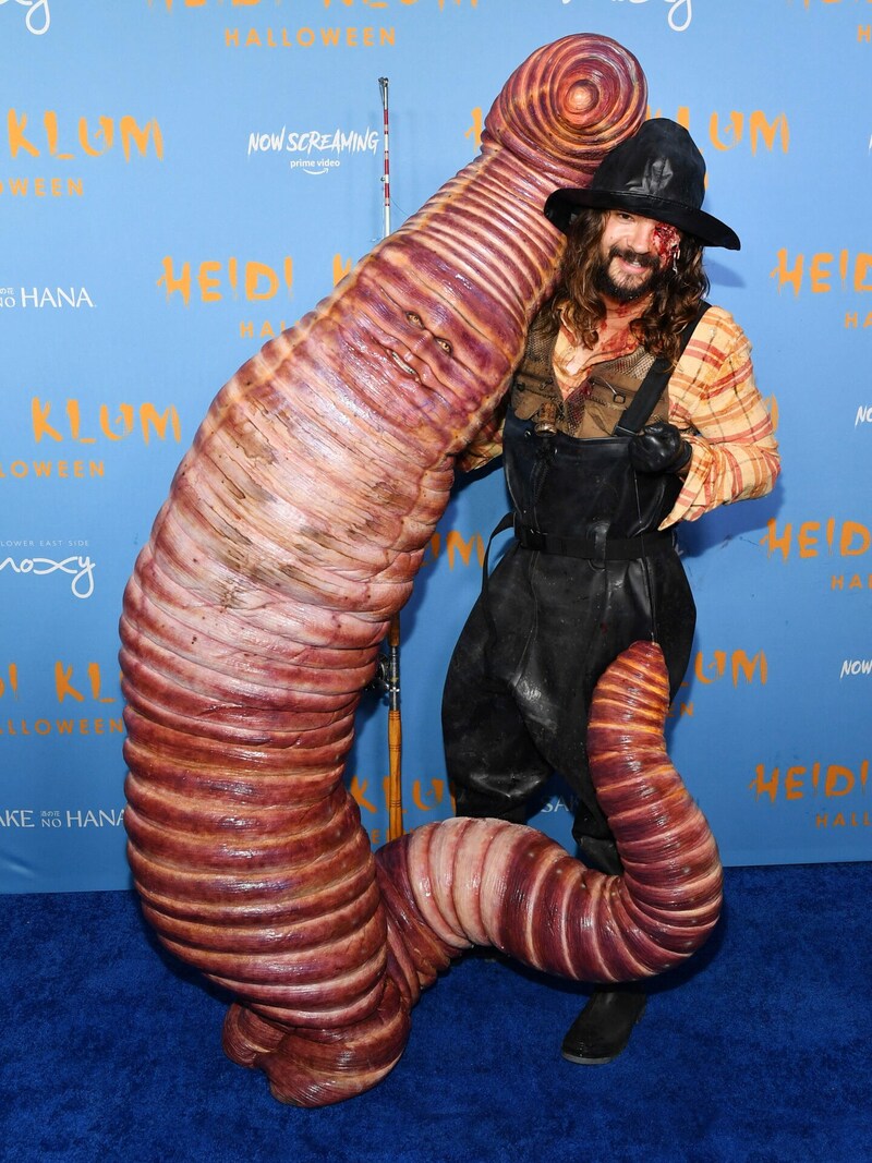 Da musste man schon genau hinschauen, um die Augen und den Mund von Heidi Klum unter dem Wurm-Kostüm zu entdecken. (Bild: 2022 Getty Images)