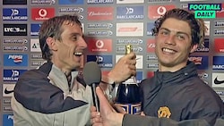 Gary Neville (li.) und Cristiano Ronaldo im Jahr 2004: Der Ältere gratuliert dem Youngster zur Wahl zum „Man of the Match“. (Bild: Twitter.com/Football Daily)