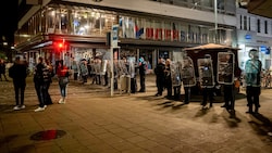 In der Halloween-Nacht stand die Polizei in Linz stundenlang im Einsatz. (Bild: APA/FOTOKERSCHI.AT/KERSCHBAUMMAYR)