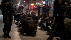 130 Personen wurden von der Polizei kontrolliert. (Bild: APA/fotokerschi.at/Werner Kerschbaummayr)