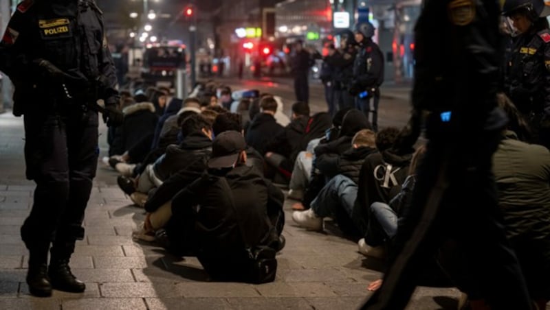 Ein Übersichts-Bild der von der Polizei eingekesselten Krawallmacher und Mitläufer in der Halloween-Nacht in Linz. (Bild: APA/fotokerschi.at/Werner Kerschbaummayr)