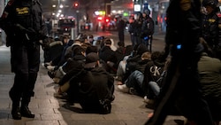 Ein Übersichts-Bild der von der Polizei eingekesselten Krawallmacher und Mitläufer in der Halloween-Nacht in Linz. (Bild: APA/fotokerschi.at/Werner Kerschbaummayr)