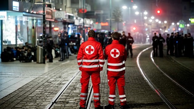 Die Linzer Landstraße wurde abgesperrt, das Rote Kreuz stand bereit. (Bild: APA/FOTOKERSCHI.AT/KERSCHBAUMMAYR)